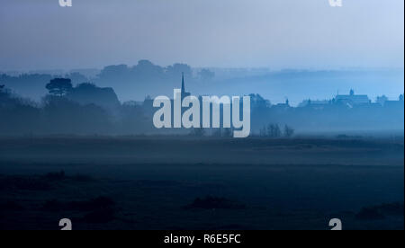 Villaggio Titchwell e chiesa West NORFOLK REGNO UNITO Dicembre Foto Stock