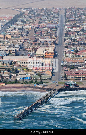 Vista aerea sulla costa della Namibia e Districrts storici della città Swakopmund nel deserto del Namib, Oceano Atlantico, Africa Foto Stock