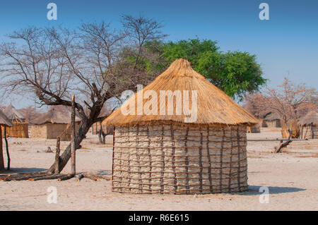 Tipica africana Thatched-Roof Capanna in Botswana Foto Stock
