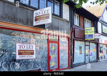 Negozi di vuoto per lasciare, High Street, Ruislip, London Borough of Hillingdon, Greater London, England, Regno Unito Foto Stock