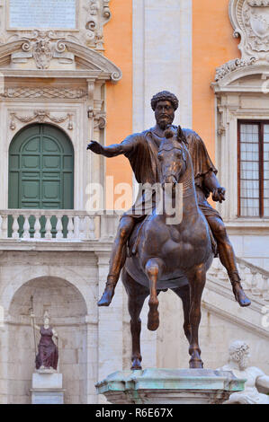 La statua equestre di Marco Aurelio in Piazza del Campidoglio a Roma, Italia Foto Stock