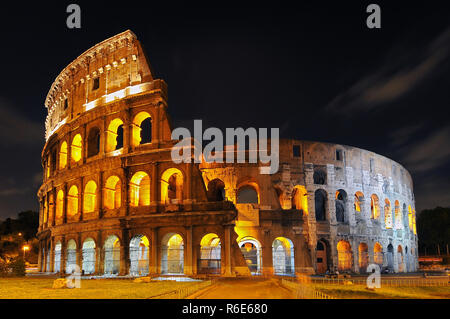 Colosseo di notte, Roma, Italia Foto Stock