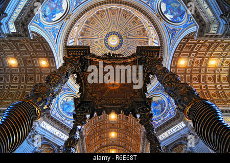 Sul lato interno della cupola della Basilica di San Pietro e la Città del Vaticano, Italia Foto Stock