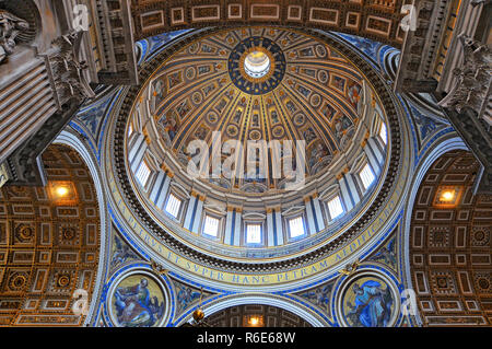 Sul lato interno della cupola della Basilica di San Pietro e la Città del Vaticano, Italia Foto Stock