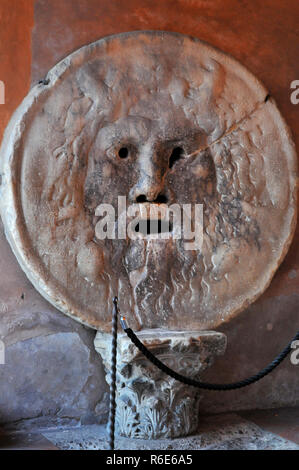 La Bocca della Verità è una maschera di marmo a Roma, Italia, che si erge contro la parete sinistra del Portico di Santa Maria in Cosmedin Chiesa, al pi Foto Stock