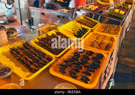 Il cibo al la Donghuamen Night Market vicino a Via Wangfujing di Pechino, Cina Foto Stock
