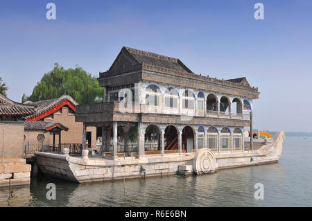 La barca di marmo sul Lago Kunming al Palazzo d'Estate a Pechino, Cina Foto Stock