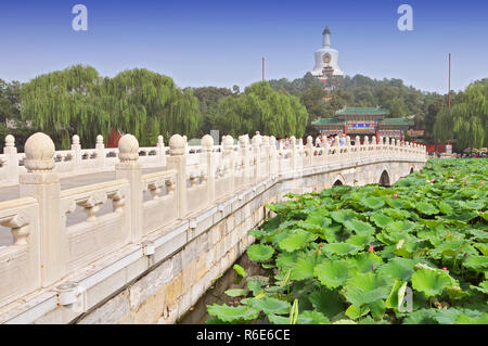Vista dell'isola di Giada con Pagoda Bianca nel Parco Beihai Foto Stock