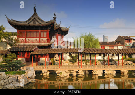 Vista del Padiglione di ascolto di flutti, il Giardino di Yu o il Giardino di Yuyuan Un esteso giardino Cinese situato accanto alla Città tempio di Dio nel Northea Foto Stock