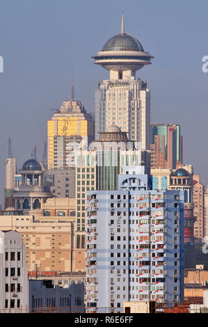 Affollate skyline di Shanghai, una vista ingrandita di affollate ufficio moderno e gli edifici residenziali a Shanghai in Cina Foto Stock