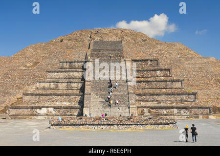 Vista delle piramidi di luna nella città antica Teotihuacan, Messico Foto Stock