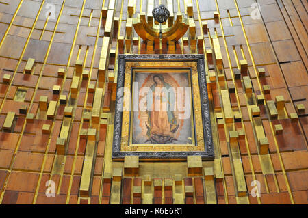 Immagine di Nostra Signora di Guadalupe nella nuova Basilica di Città del Messico Foto Stock