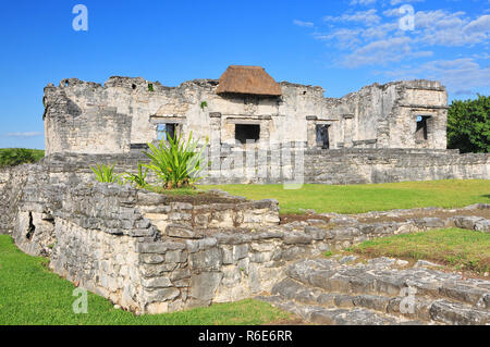 Tulum, il sito di Maya precolombiana città murata che serve come un importante porto per Coba, nello Stato messicano di Quintana Roo Foto Stock