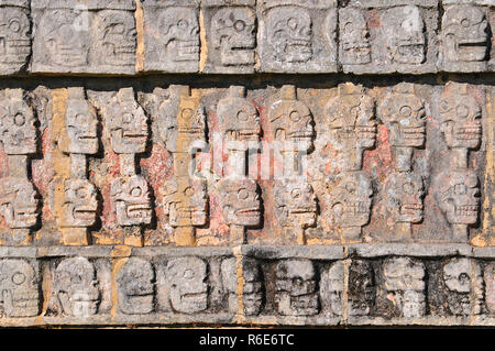 Muro di teschi (Tzompantli) Foto Stock