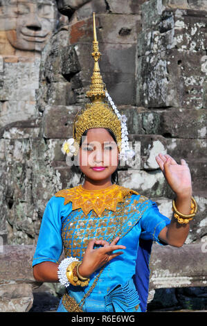 L'Aspara tradizionale danzatrice presso il famoso e antico tempio Bayon Angkor Thom, Cambogia Foto Stock