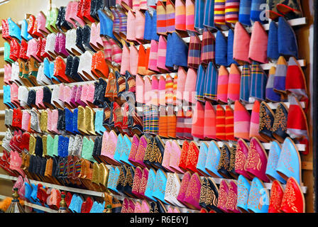 Colorata a mano pantofole in pelle (Babouches) su un mercato in Marrakech, Marocco Foto Stock