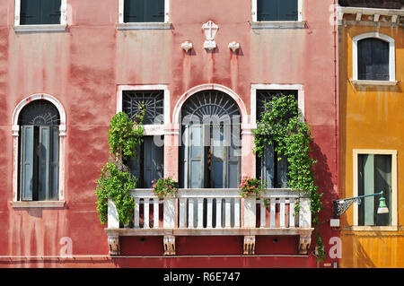 Vecchio balcone in un edificio Veneziano, Italia Foto Stock
