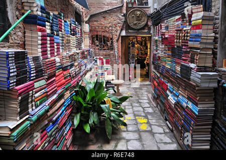 I libri sono in vendita in una libreria di seconda mano a Venezia, Italia Foto Stock