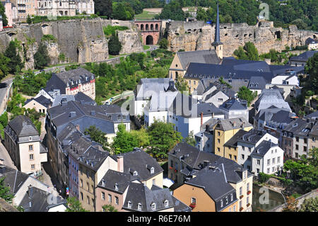 Vista dai bastioni della città verso il basso per il Plateau du Rham & Grund aree della città di Lussemburgo, Granducato del Lussemburgo Foto Stock