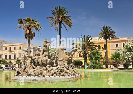 Fontana del Tritone in piazza Vittorio Emanuele Ii a Trapani, Sicilia, Italia Foto Stock