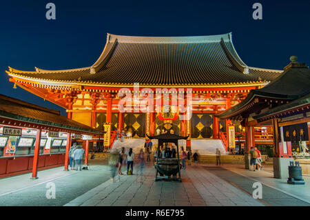 Senso-Ji antico tempio buddista illuminata di notte In Asakusa Senso-Ji Tokyos è più antico e il più importante tempio di Tokyo, Giappone Foto Stock