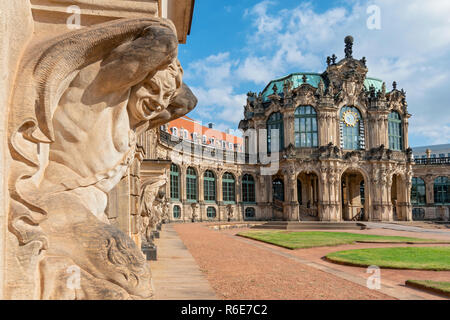 Il Glockenspielpavillon (carillon) Pavilion in the Zwinger un famoso Palazzo di Dresda, Germania Foto Stock