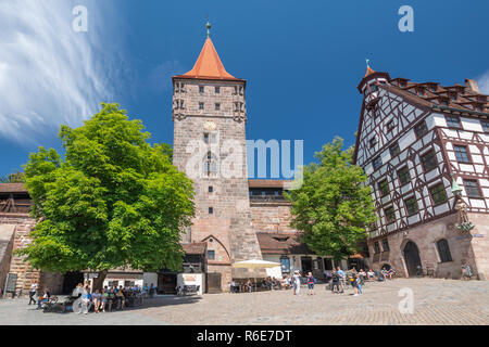 Tiergartnertor torre sulla piazza Tiergartnertorplatz a Norimberga, Baviera, Germania Foto Stock