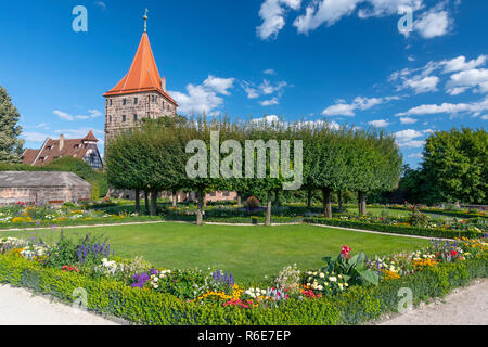 Il giardino del castello nel bastione inferiore, il Castello Imperiale e Tiergartnertor, Norimberga, Franconia, Baviera, Germania Foto Stock