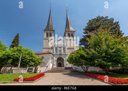 La Chiesa di San Leodegar (Hofkirche St Leodegar) Chiesa cattolica romana nella città di Lucerna, Svizzera Foto Stock