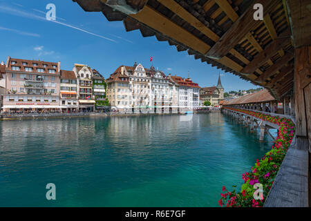 Vista della Città Vecchia con il Municipio dal Ponte della Cappella, la passerella di legno attraverso il Fiume Reuss nella città di Lucerna, Svizzera Foto Stock