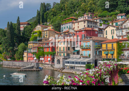 Vista panoramica del pittoresco villaggio di Varenna sulla sponda orientale del lago di Como, Italia Foto Stock