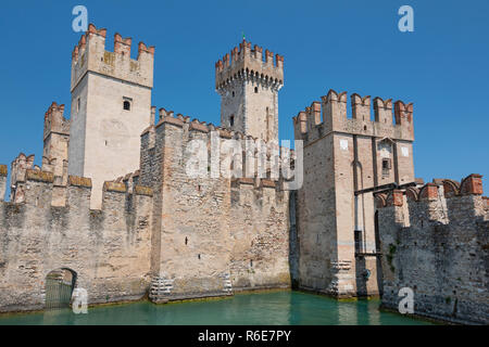 Castello scaligero custodendo l'ingresso di Sirmione Città Medievale sul Lago di Garda in Lombardia nel Nord Italia Foto Stock