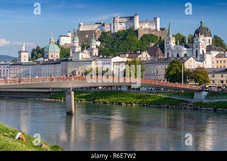 Vista del ponte Makartsteg oltre il Fiume Salzach e Castello Hohensalzburg sopra il Salisburgo città vecchia, Austria Foto Stock