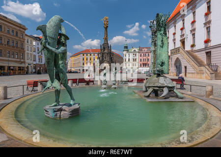 Fontana Arion e la colonna della Trinità sulla piazza superiore a Olomouc, Repubblica Ceca Foto Stock