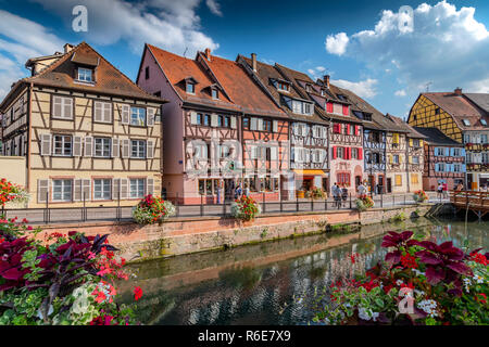 Vista del centro storico di Colmar, noto anche come piccola Venezia, con le tradizionali case colorate vicino al fiume Lauch, Colmar, Alsazia, Francia Foto Stock