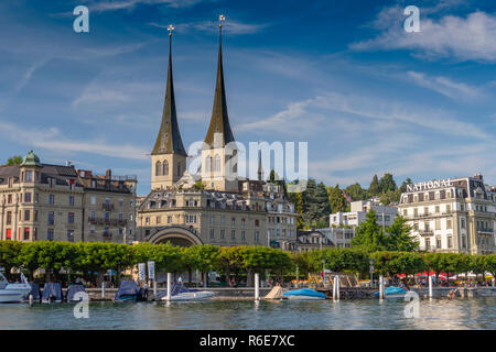 Guglie gemelle chiesa di San Leodegar e Lakeside Quay nazionale Lago di Lucerna, Svizzera Foto Stock