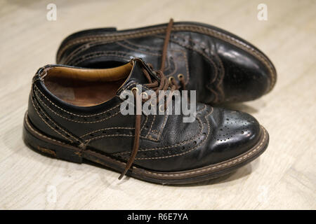 Ben indossati coppia dell uomo nero stile brogue scarpe Foto Stock