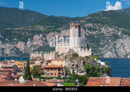 Vista di Malcesine e il XIV secolo castello di seduta sul bordo del bellissimo Lago di Garda in Italia, Europa Foto Stock