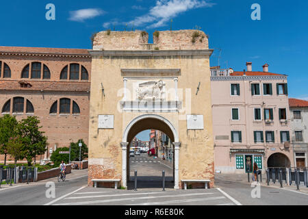 Città storica Porta Garibaldi o Torre Santa Maria in Corso del Popolo a Chioggia, Venezia, Veneto, Italia Foto Stock