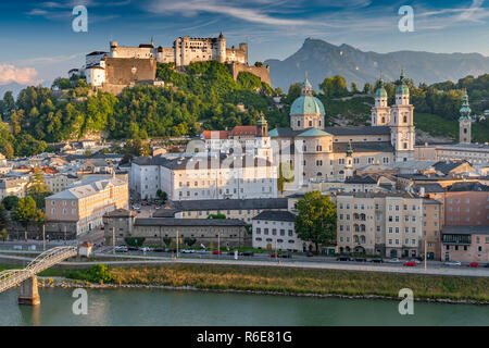 Vista dal Kapuzinerberg sulla Città Vecchia con il castello di Hohensalzburg, il Duomo di Salisburgo e la Chiesa Collegiata, Salzburg Austria Foto Stock