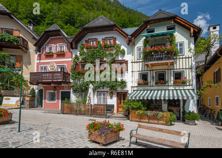 Marktplatz piazza del villaggio di Hallstatt, Salzkammergut, Austria Foto Stock