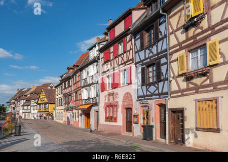 Quai De La Poissonnerie metà Strret case con travi di legno a Quai De La Poissonnerie Street, Little Venice Colmar, Alsace Francia Foto Stock