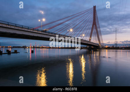 Ponte strallato su Martwa Wisla fiume al tramonto in Gdansk. La Polonia in Europa Foto Stock