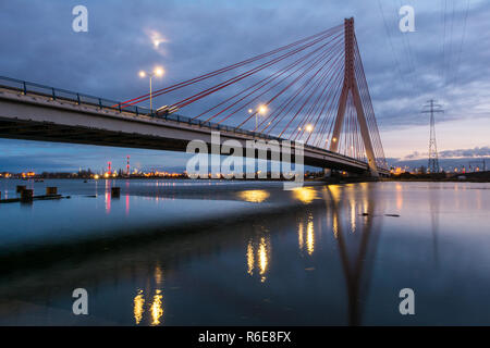 Ponte strallato su Martwa Wisla fiume al tramonto in Gdansk. La Polonia in Europa Foto Stock