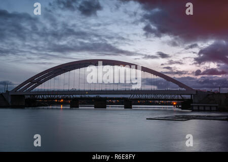 Ponte ferroviario sulla Martwa Wisla fiume al tramonto in Gdansk. La Polonia in Europa. Foto Stock