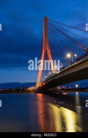 Illuminata ponte strallato su Martwa Wisla river di notte in Gdansk. La Polonia in Europa Foto Stock