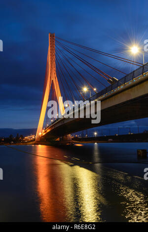 Illuminata ponte strallato su Martwa Wisla river di notte in Gdansk. La Polonia in Europa Foto Stock