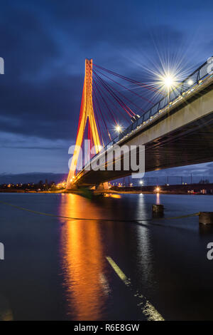 Illuminata ponte strallato su Martwa Wisla river di notte in Gdansk. La Polonia in Europa Foto Stock