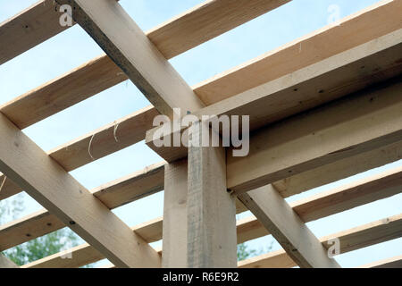 Incannicciata tetto montaggio all'interno di casa. Paese di legno Costruzione casa Foto Stock