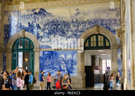 Porto, Portogallo - 16 Settembre 2018 : Il Porto Stazione ferroviaria di São Bento è stato costruito all'inizio del IX secolo decorato con oltre 20,0 Foto Stock